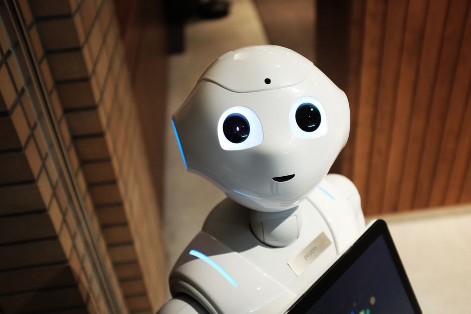 Futuristički humanoidni robot u modernom prostoru