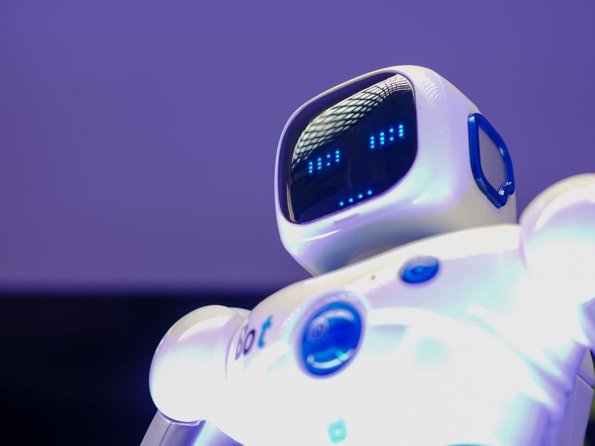 Moderan humanoidni robot s digitalnim licem, simbol inovacije u tehnologiji