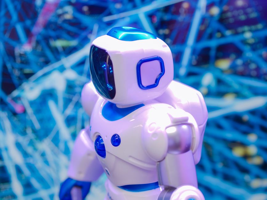 Robot koji simbolizira napredne tehnologije i konzultantske usluge